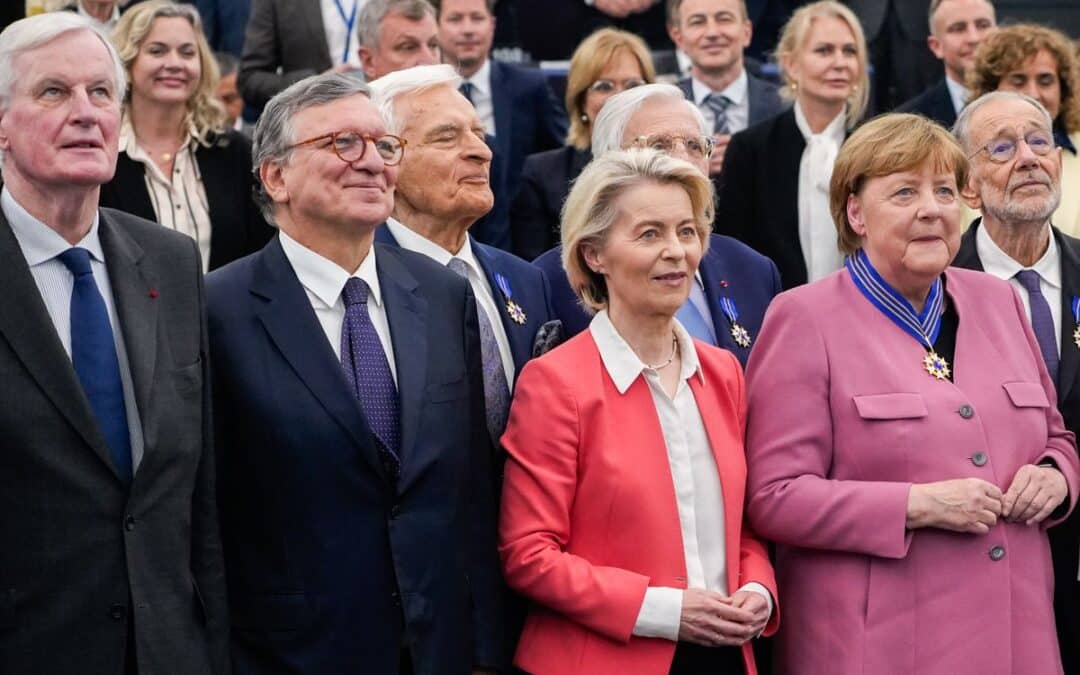 Selbstbeweihräucherung und ein Orden für Angela Merkel